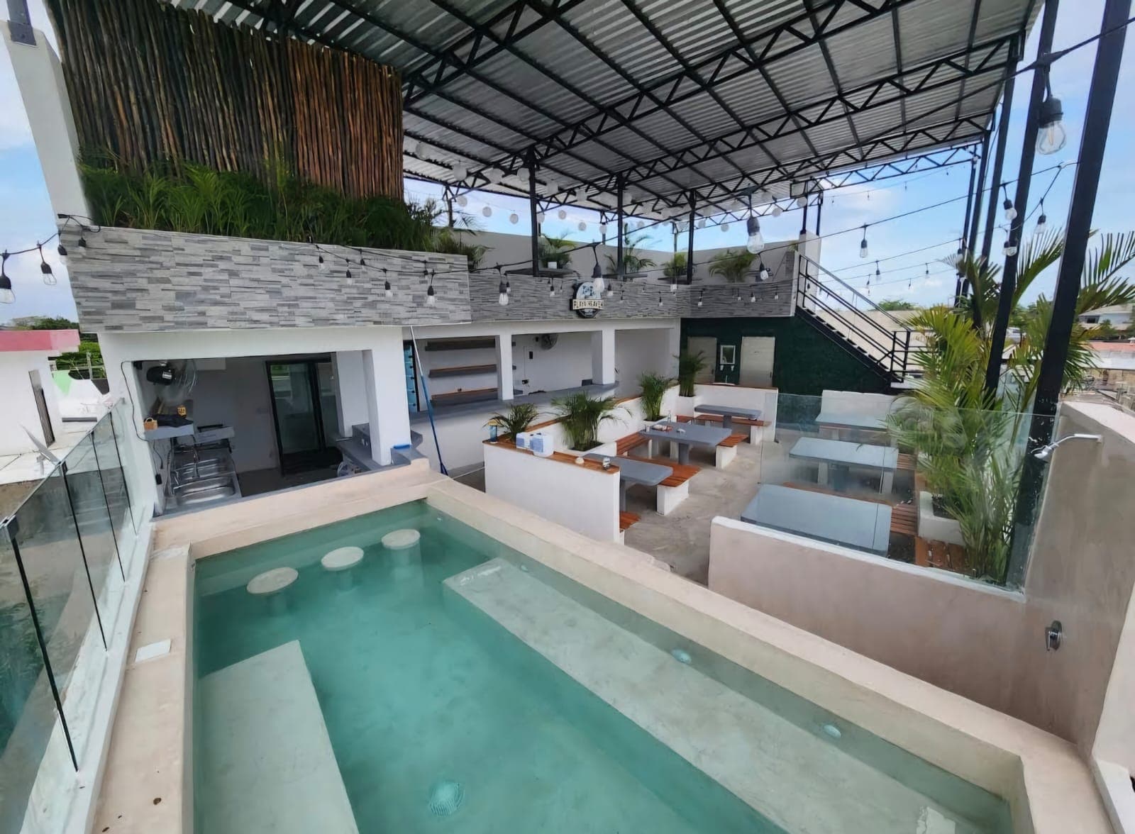 🏨 Hostel + Coworking en Venta – Playa del Carmen