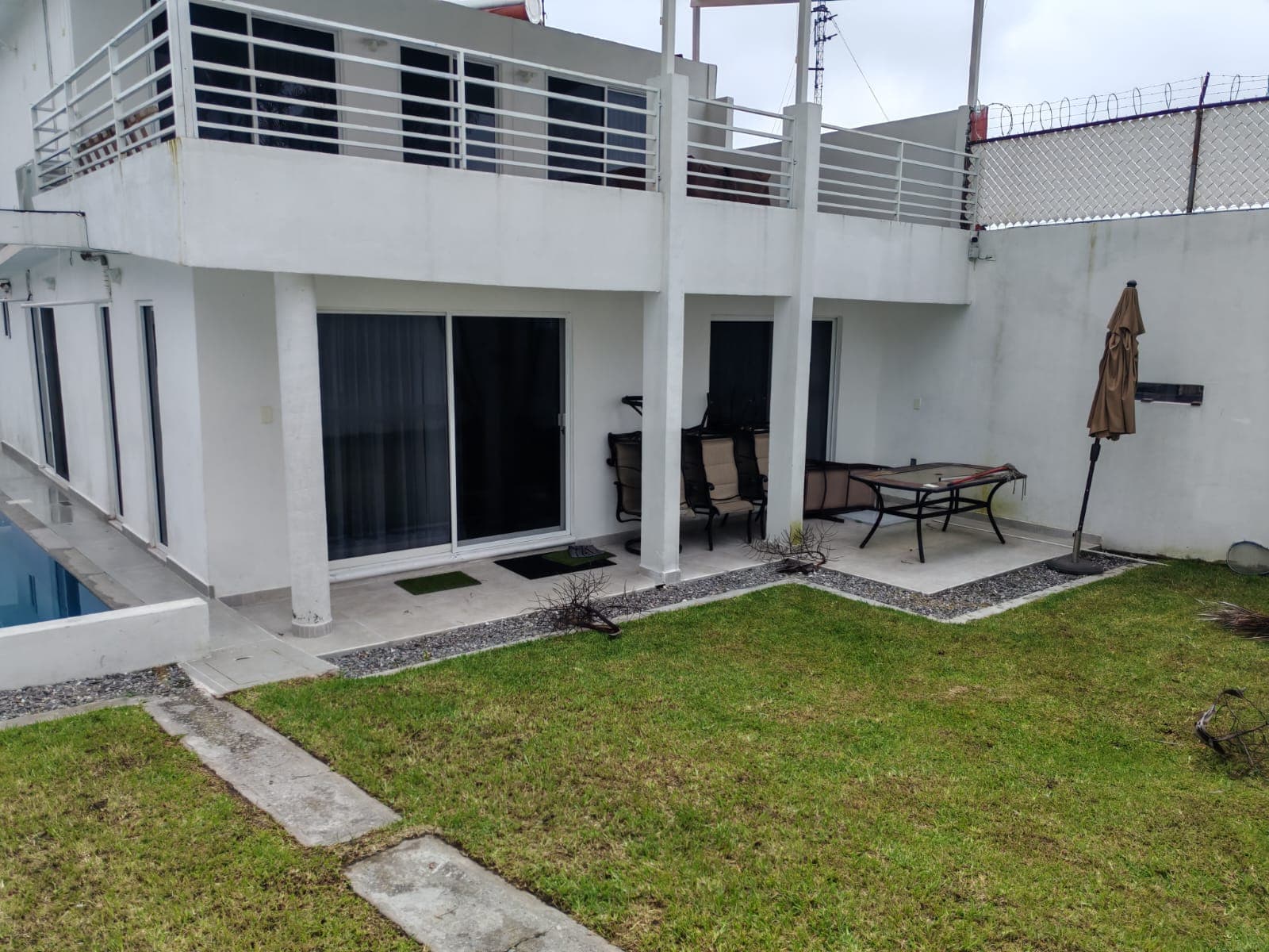 MAGNIFICA CASA RECIEN REMODELADA CON ALBERCA EN LOS TULIPANES, CUERNAVACA